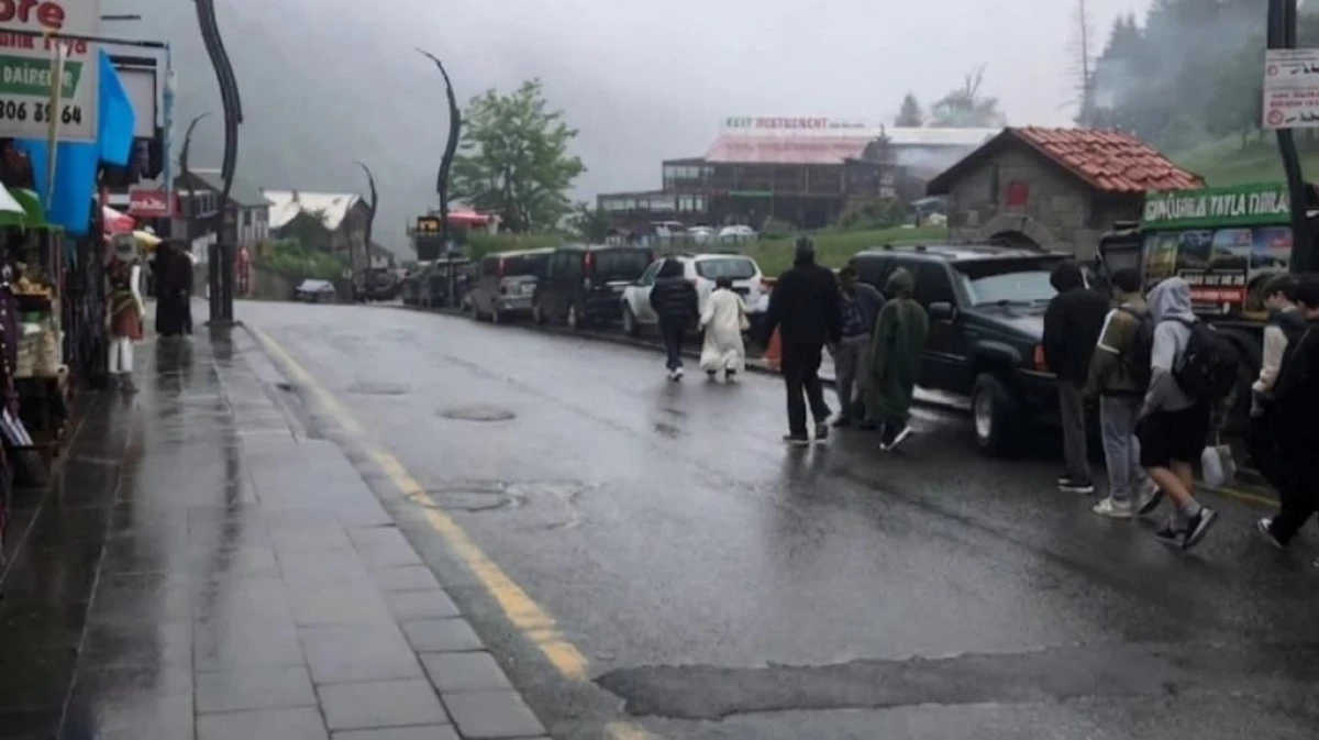 RİZE'DE ÖZLENEN TABLO. KALDIRIMLAR YAYALARA KALDI