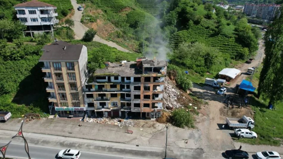 RİZE'DE RİSKLİ BİNAYI YIKTILAR