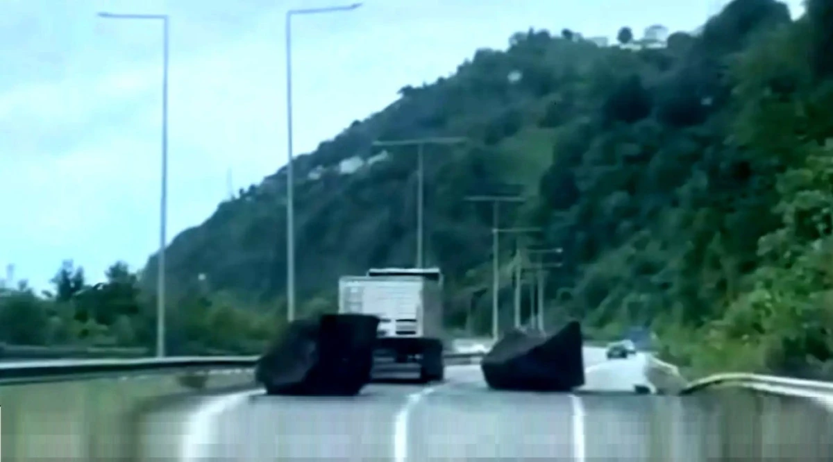RİZE'DE SAHİL YOLUNDA FACİAYA RAMAK KALDI 