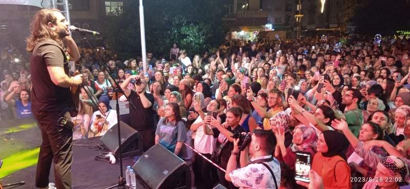 Rize'de Selçuk Balcı Konserine vatandaşlar ilgi 