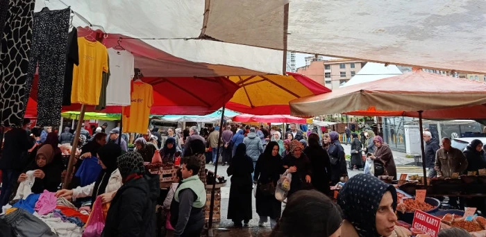 RİZE'DE SOĞUĞA RAĞMEN PAZAR BEREKETİ