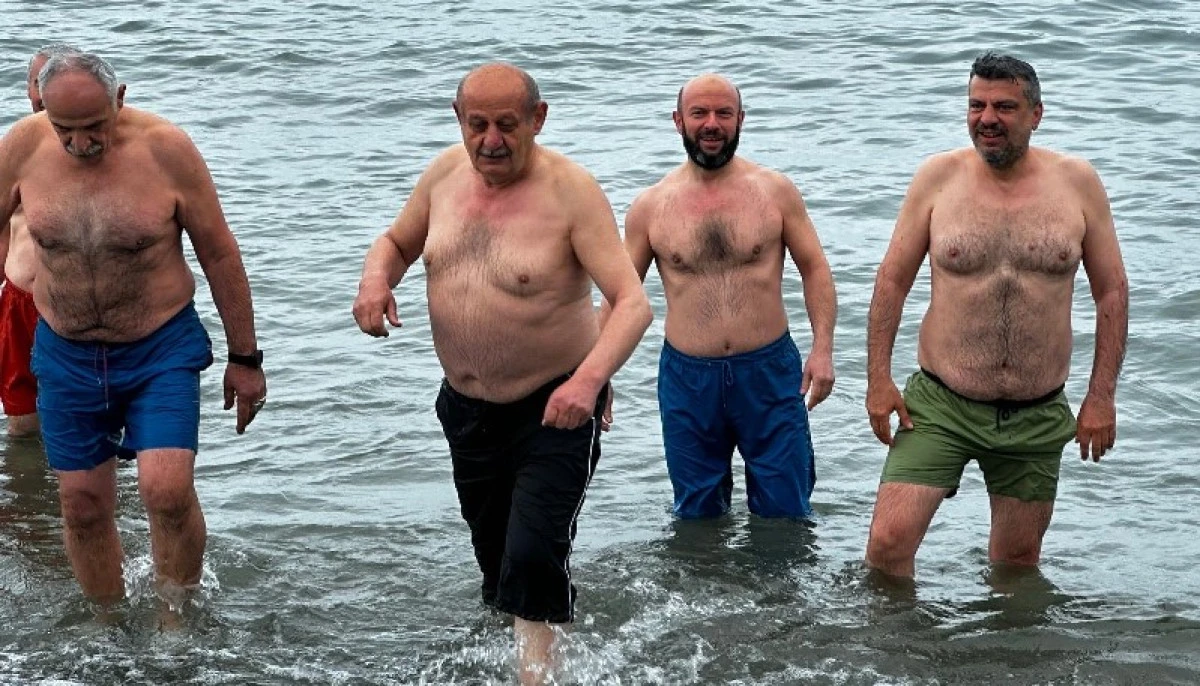 Rize'de  Soğuk Havaya  Rağmen 19 Mayıs’ta Deniz Sezonunu Açtılar