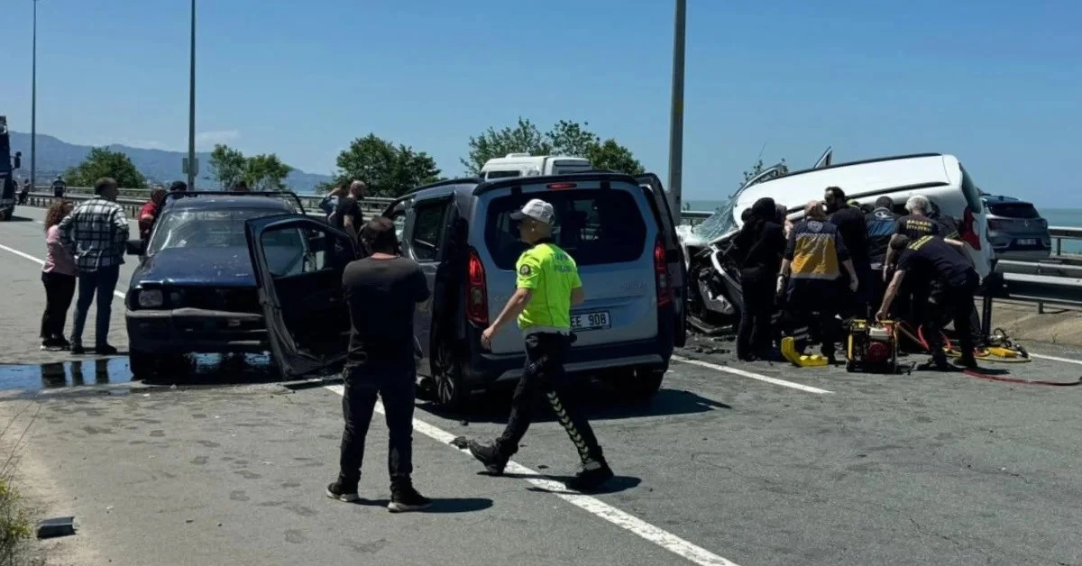 RİZE'DE TERS YÖNE GİRDİ FACİA. 2 ÖLÜ 3 YARALI