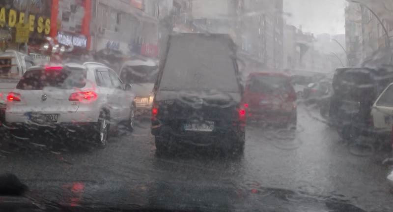 Rize'de yağmur fena bastırdı 