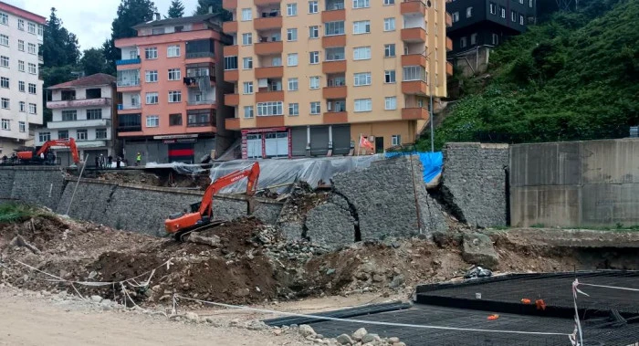RİZE'DE YOL ÇÖKTÜ İKİ BİNA TAHLİYE EDİLDİ