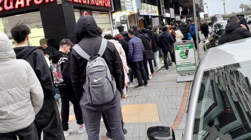 RİZE'DEKİ BU KUYRUK NE KUYRUGU YAZIKLAR OLSUN.