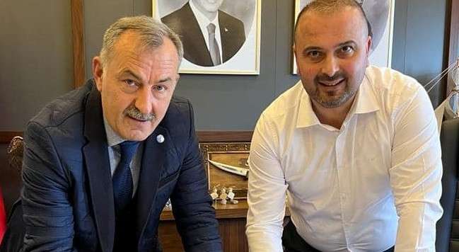 RİZELİ BAŞKAN EMEKTEN YANA İMZAYI ATTI
