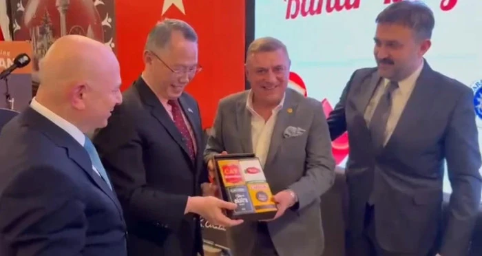 RİZELİ İŞ İNSANINDAN RİZE ÇAYI HEDİYE EDİLDİ