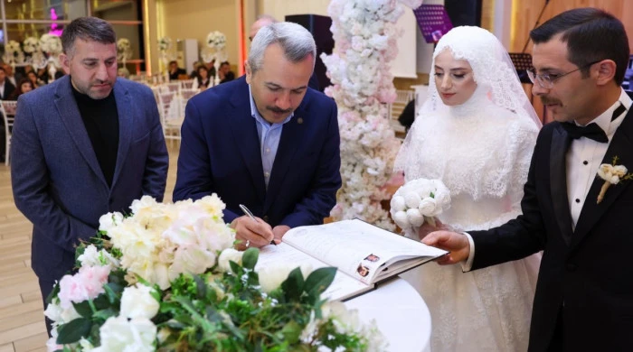 RİZELİ KAYMAKAM RİZE'DE KAYMAKAMLA DÜNYAEVİNE GİRDİ