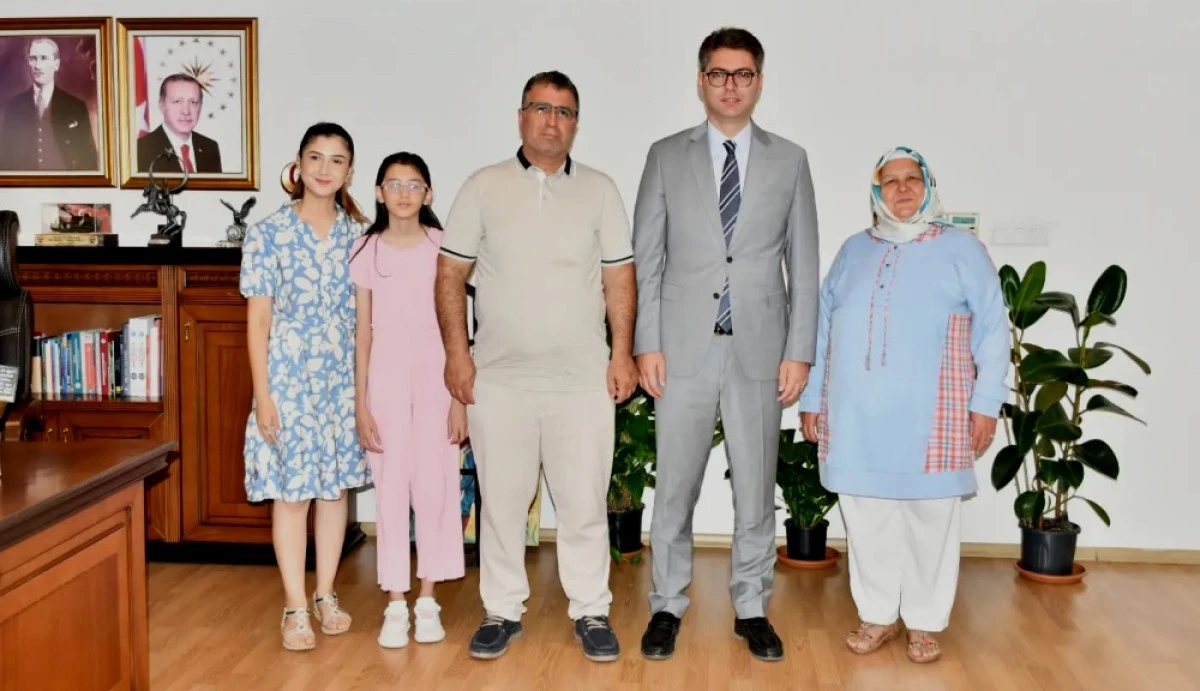 RİZELİ KAYMAKAM YILLAR SONRA &Ouml;ĞRETMENLERİNİ AĞIRLADI