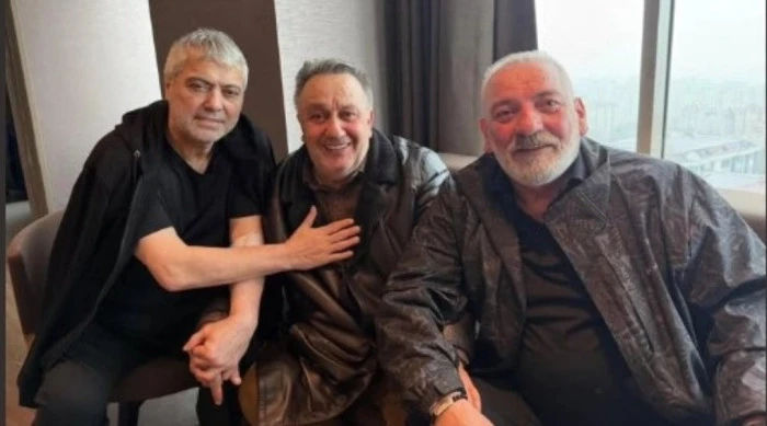 RİZELİ SANATÇILAR KURDOĞLU'NU HASTANEDE ZİYARET ETTİ.