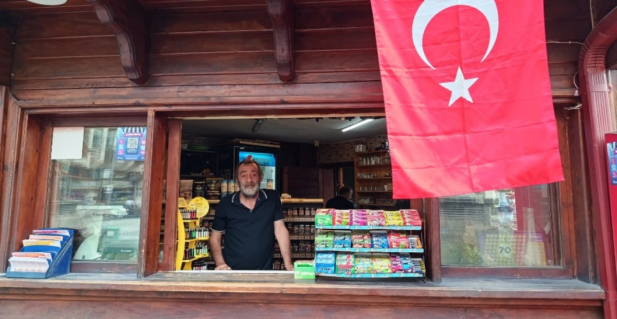 RİZELİLERDEN  RİZE  ESNAFINA   BAYRAK  TEPKİSİ