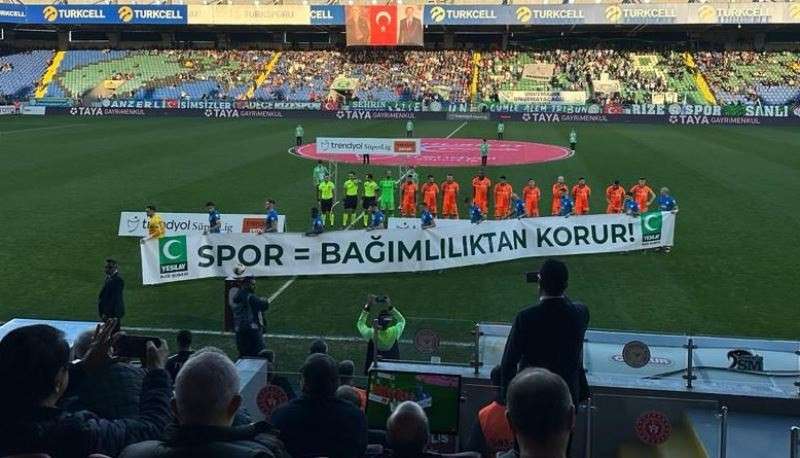 RİZESPOR ÇOK ANLAMLI BİR PANKARTLA SAHAYA ÇIKTI