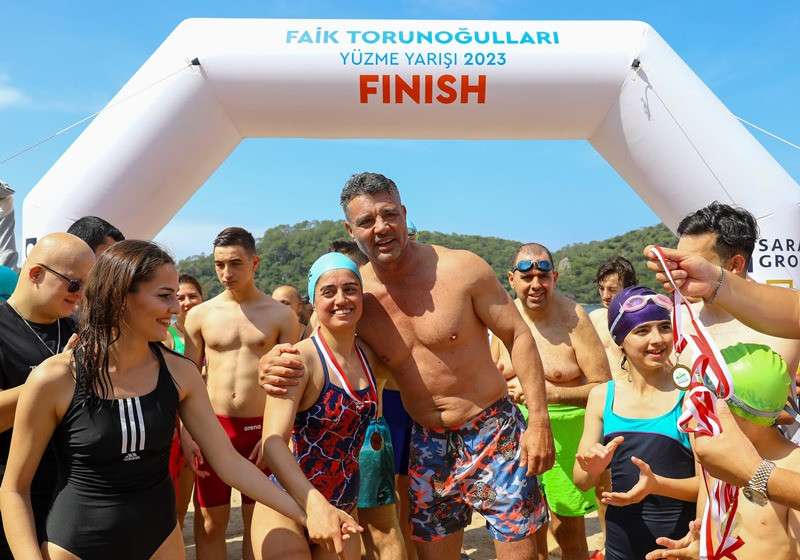 SARAN, ENGELSİZ KULAÇLAR ETKİNLİĞİNDE ÖZEL GEREKSİNİMLİ GENÇLERLE KULAÇ ATTI