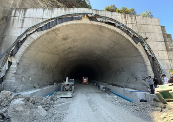 Trabzon’da tünel inşaatında iskele devrildi işçiler mahsur kaldı