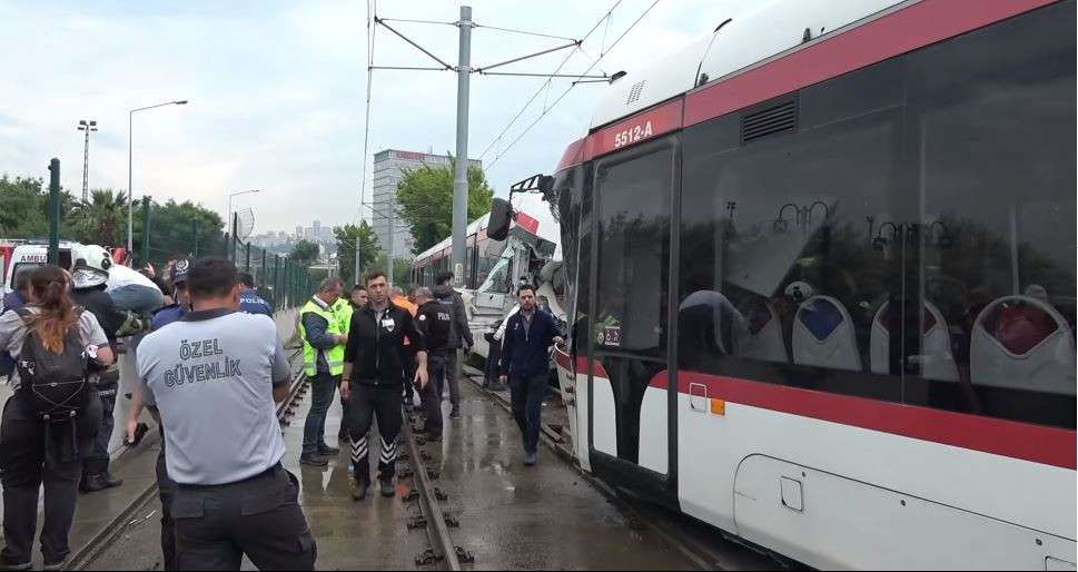 Tramvaylar çarpıştı; 26 yaralı