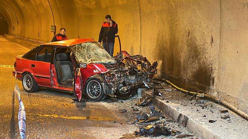 T&Uuml;NELDE FECİ KAZA. 1 &Ouml;L&Uuml; 1 YARALI