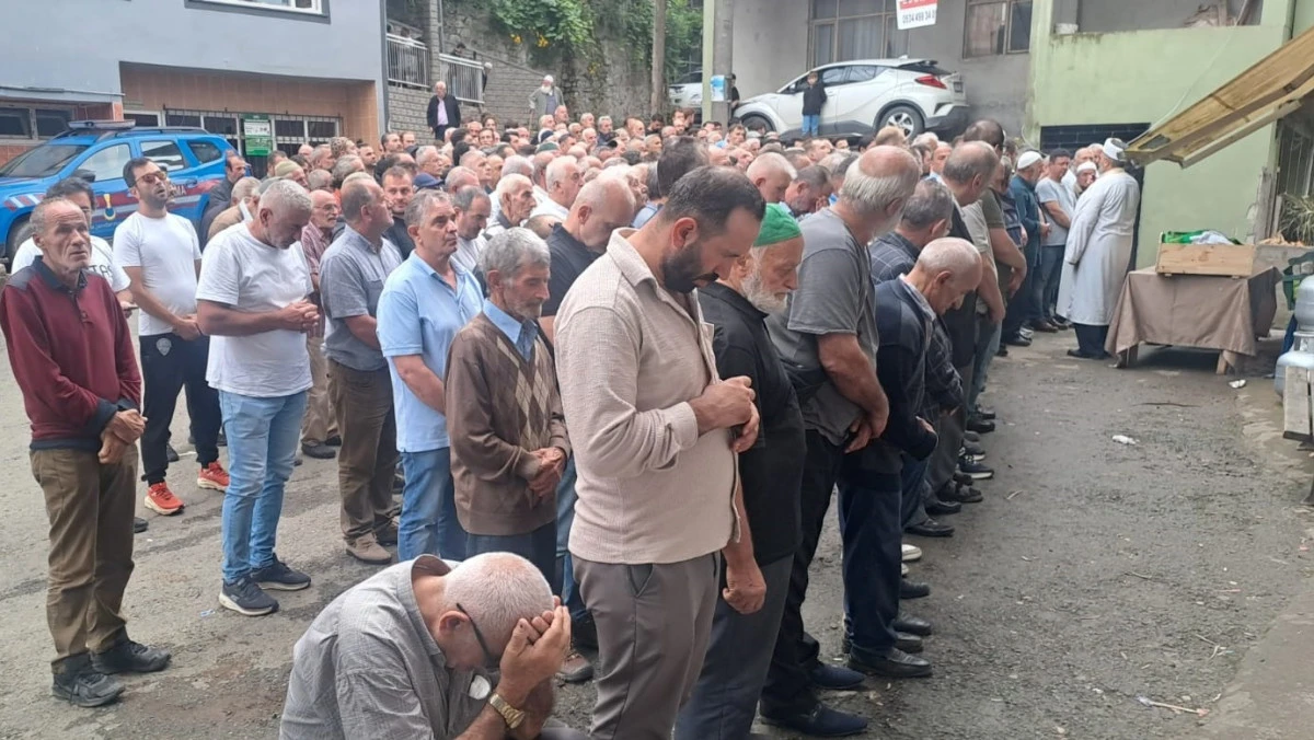 T&Uuml;RKİYE'NİN EFSANE SAVCISINA MEMLEKETİ  RİZE'DE  G&Ouml;ZYAŞLARIYLA VEDA