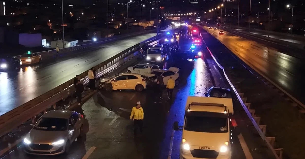 Yağmur kazayı getirdi: 8 araç birbirine girdi