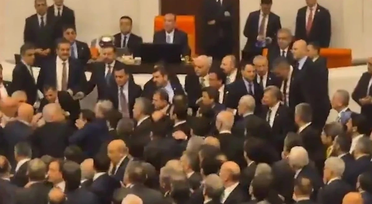 YENİ BAKANLARI YEMİN EDERKEN MECLİS KARIŞTI