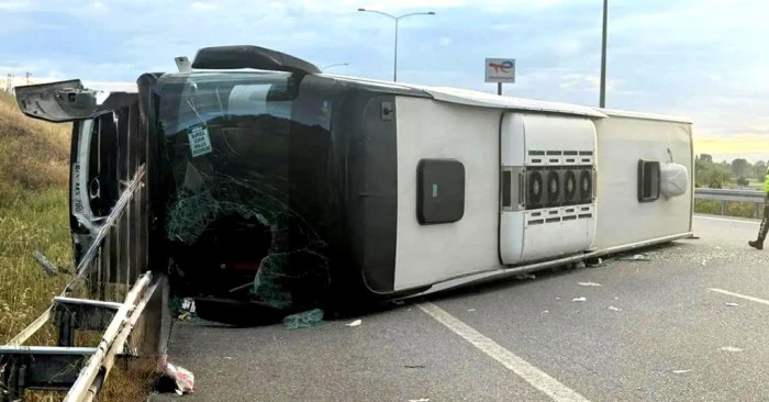 Yolcı otob&uuml;s&uuml;  devrildi: 25 yaralı